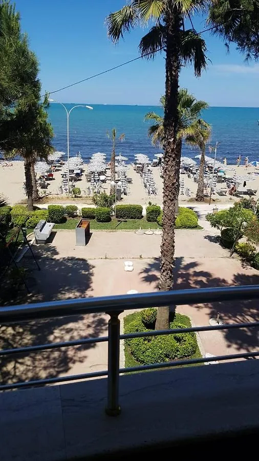 Mali I Robit Beachfront Apartment Golem