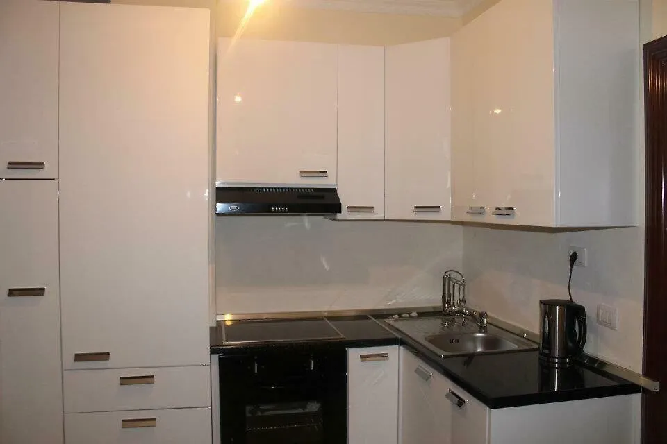 Mali I Robit Beachfront Apartment Golem