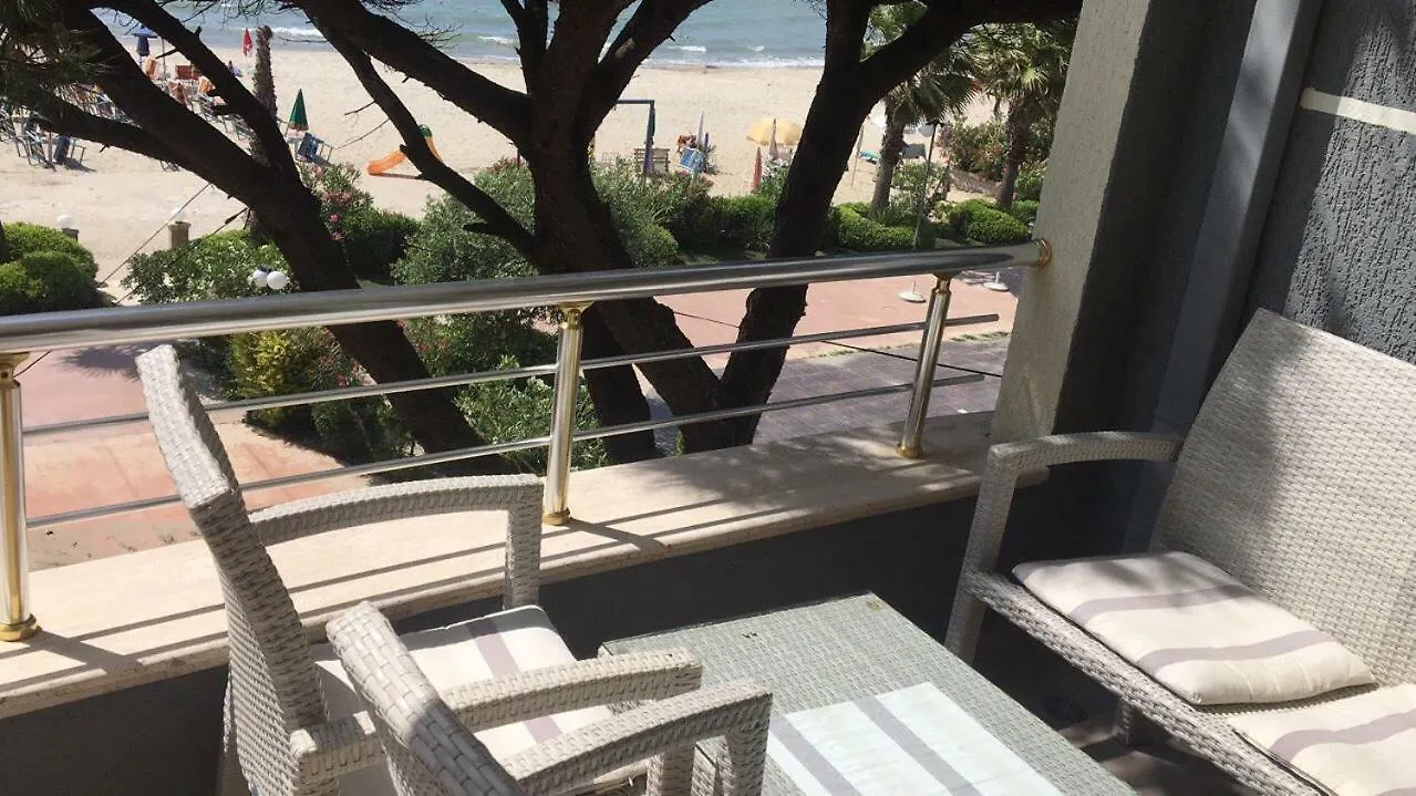 Mali I Robit Beachfront Apartment Golem  Albânia
