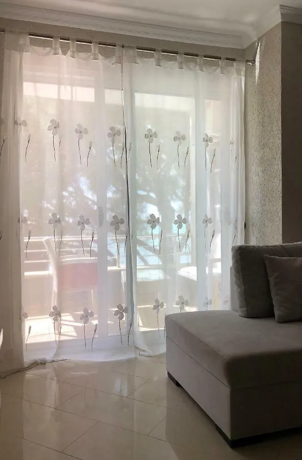 Mali I Robit Beachfront Apartment Golem  Albânia