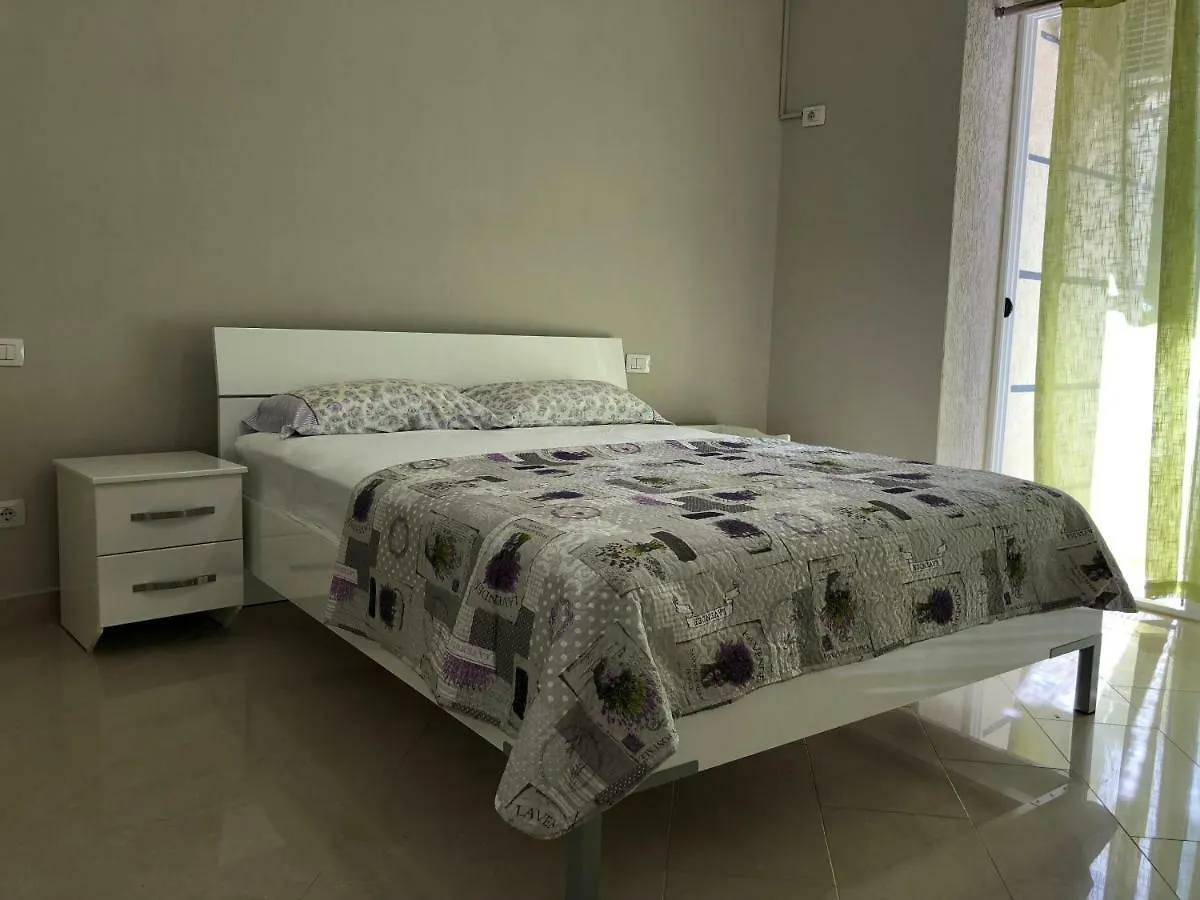 Mali I Robit Beachfront Apartment Golem